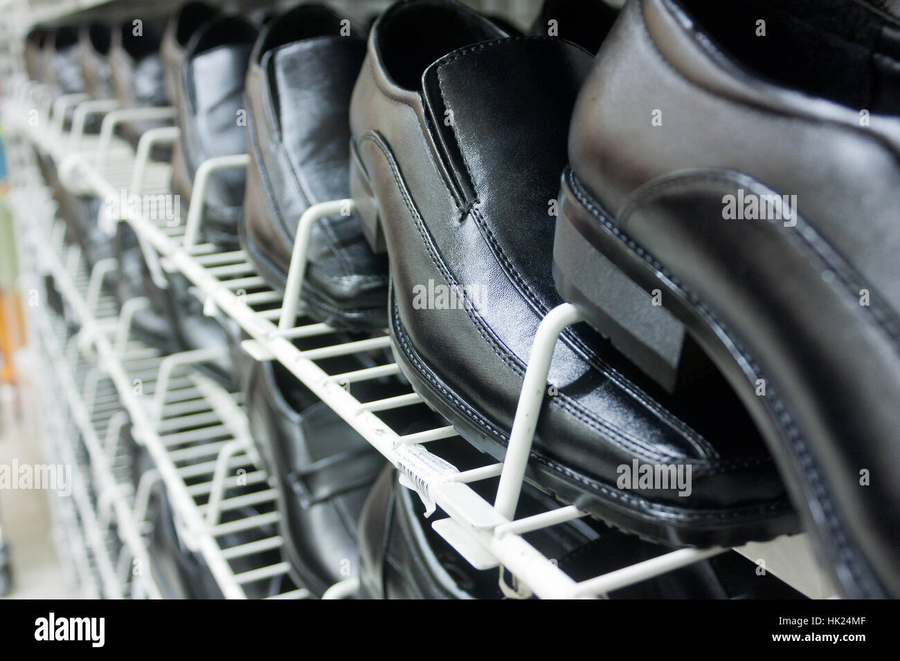 Nero scarpe di cuoio su scaffali in vista prospettica Foto Stock