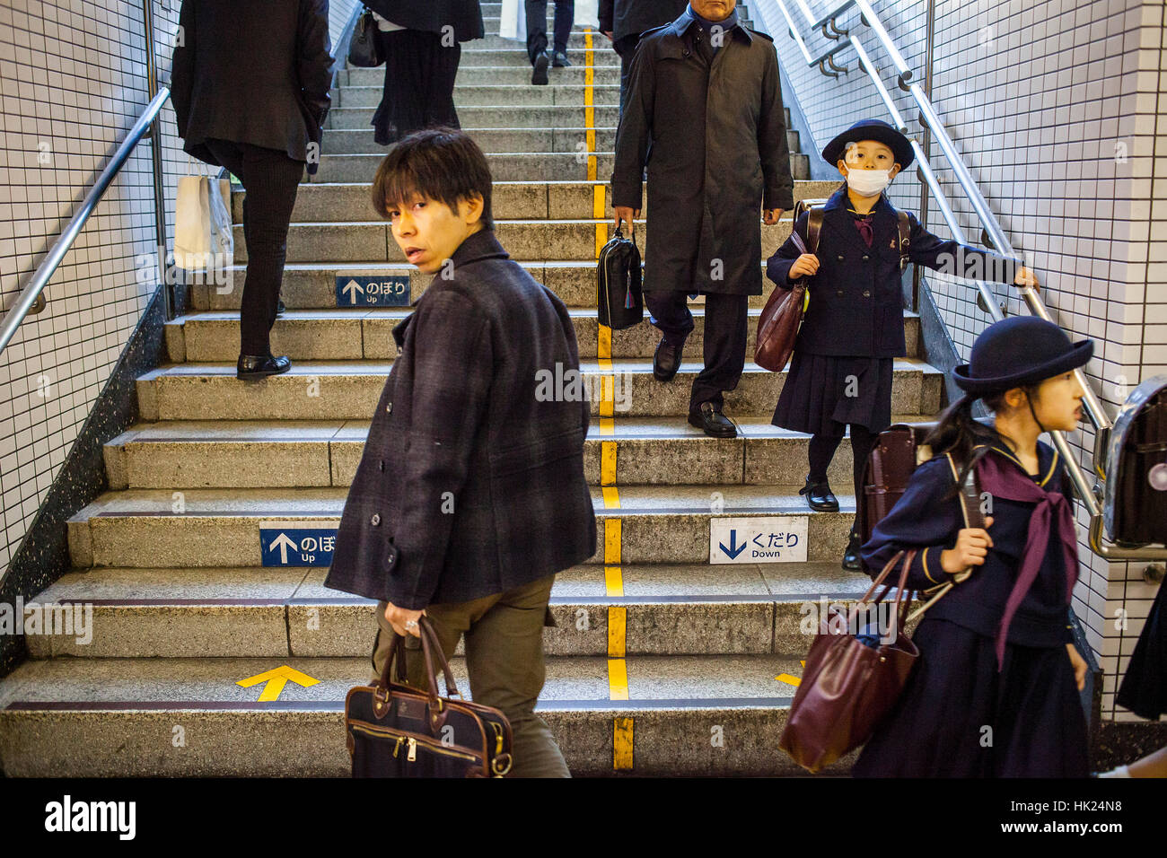 Scolare, ragazze, studenti, alla metropolitana, ingresso alla Toei linea Oedo, nella stazione di Roppongi, Tokyo, Giappone. Foto Stock