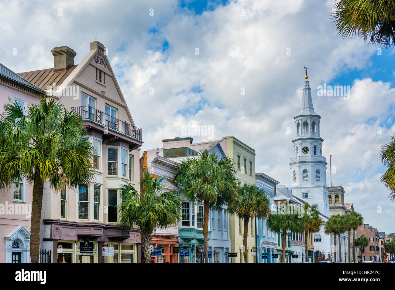Gli edifici e le palme lungo Broad Street, a Charleston, Carolina del Sud. Foto Stock