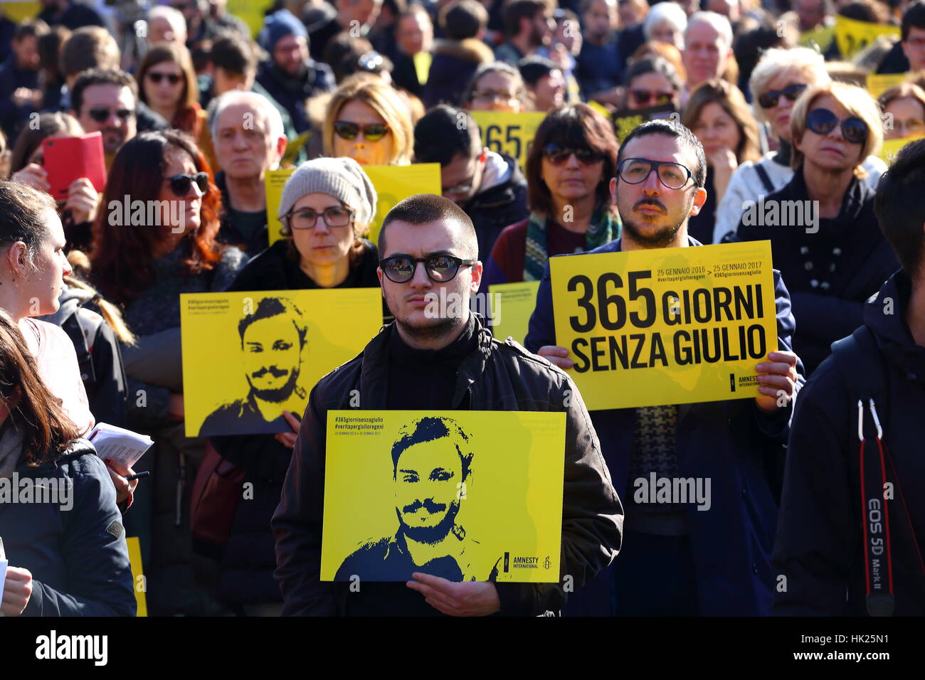 Roma, Italia. 25 gennaio, 2017. Giornata di azione organizzata da Amnesty International Italia, di continuare a cercare la verità circa il brutale assassinio del ricercatore italiano Giulio Regeni Credito: Matteo Nardone/Pacific Press/Alamy Live News Foto Stock