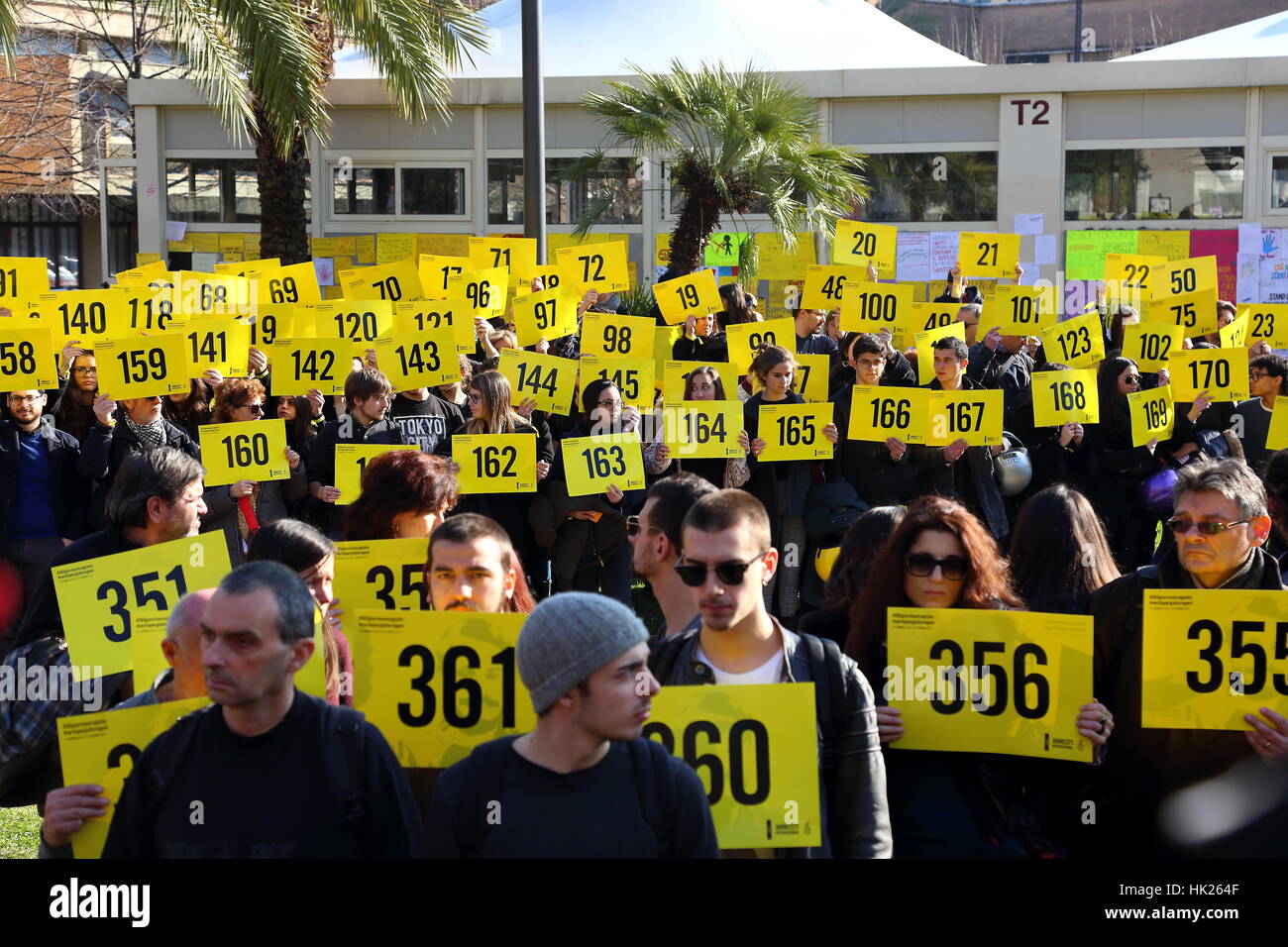 Flashmob con 365 indicazioni per ricordare i giorni che sono passati dalla morte di Giulio Regeni Foto Stock