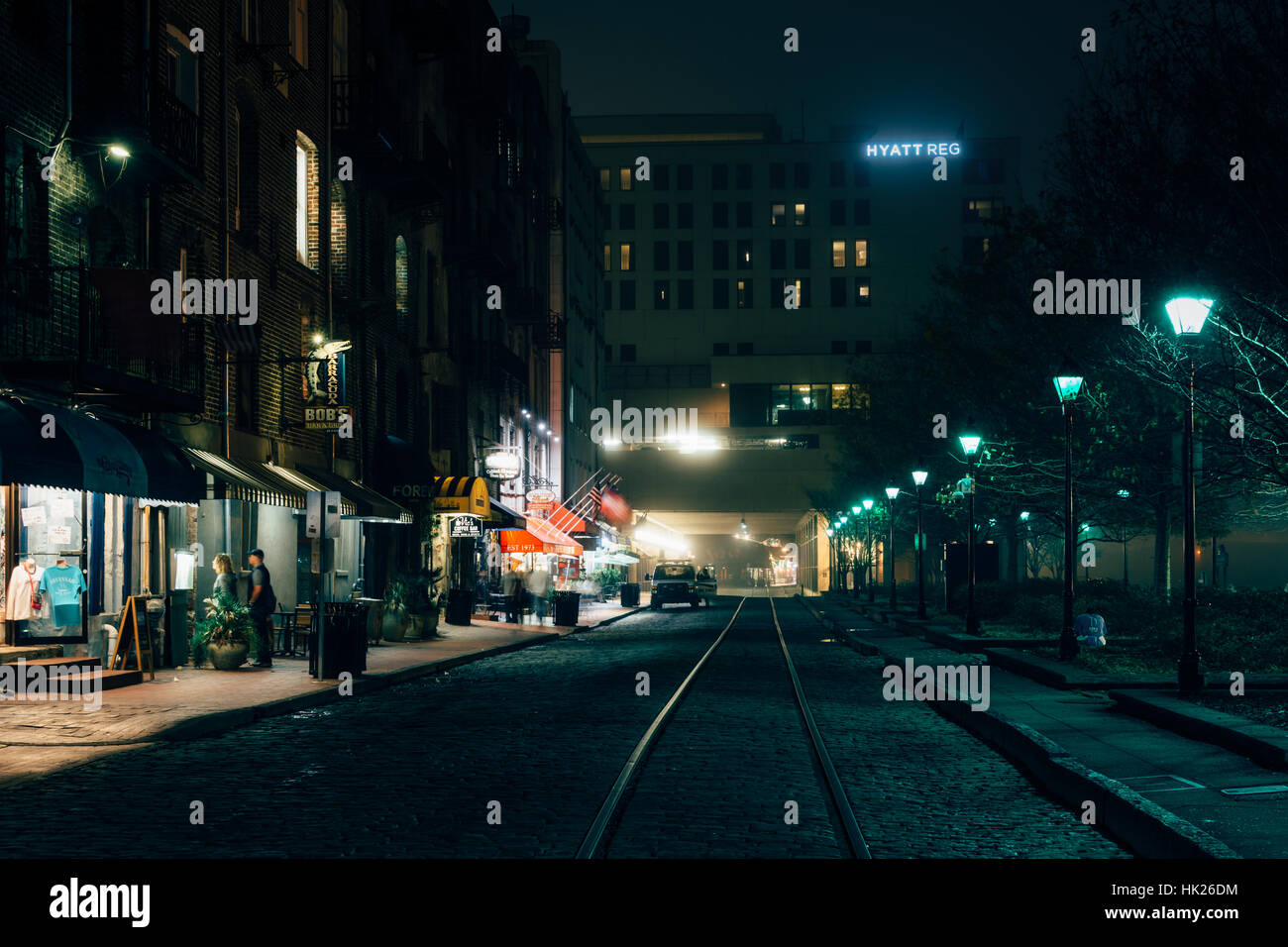 River Street di notte, a Savannah, Georgia. Foto Stock