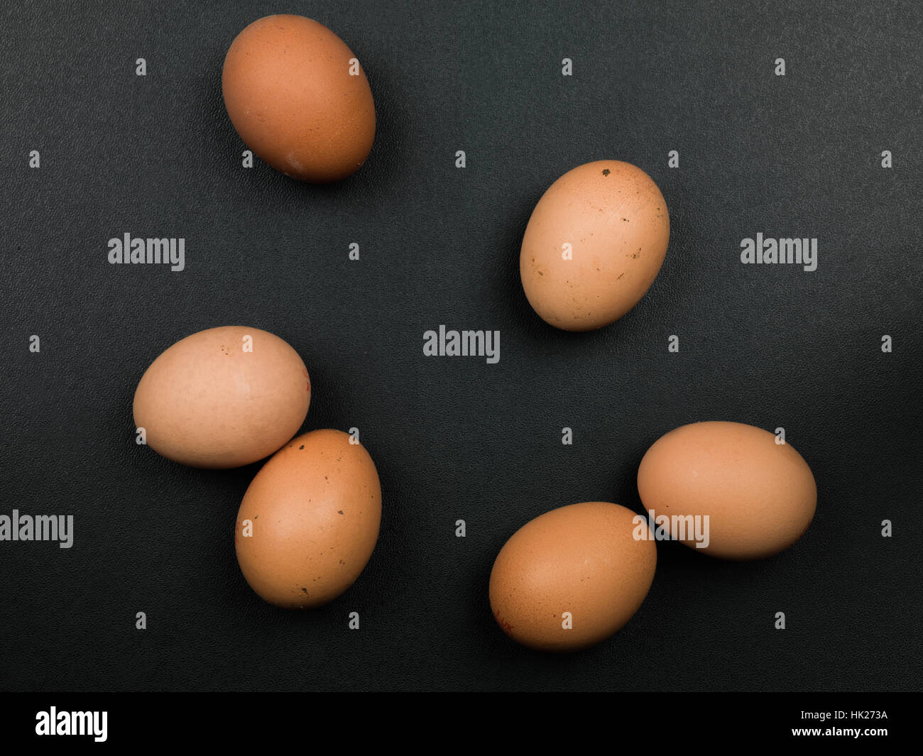 Sei fresco marrone crudo uova di galline Foto Stock