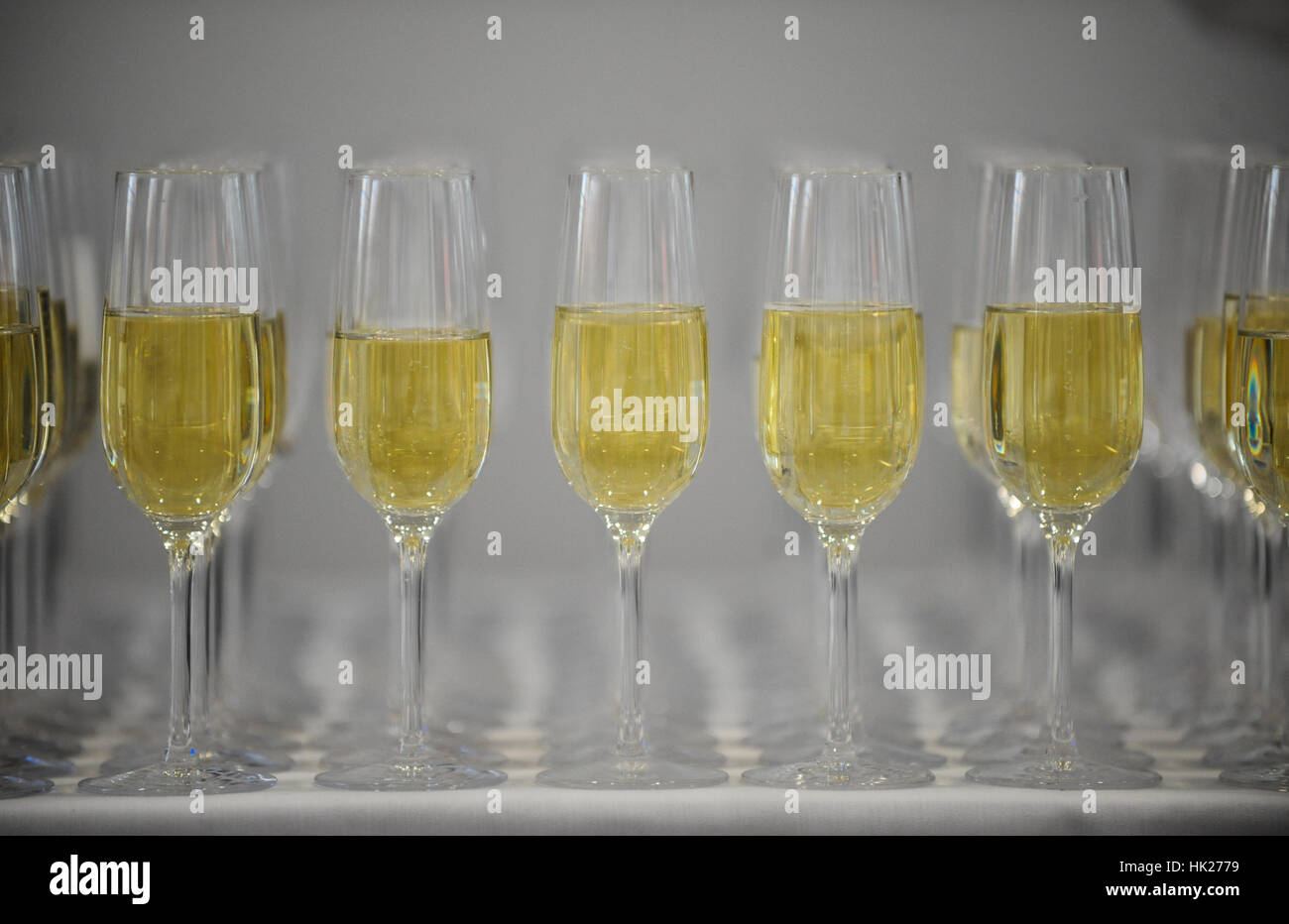 Vino spumante in una fila di bicchieri alti su un tavolo. Foto Stock