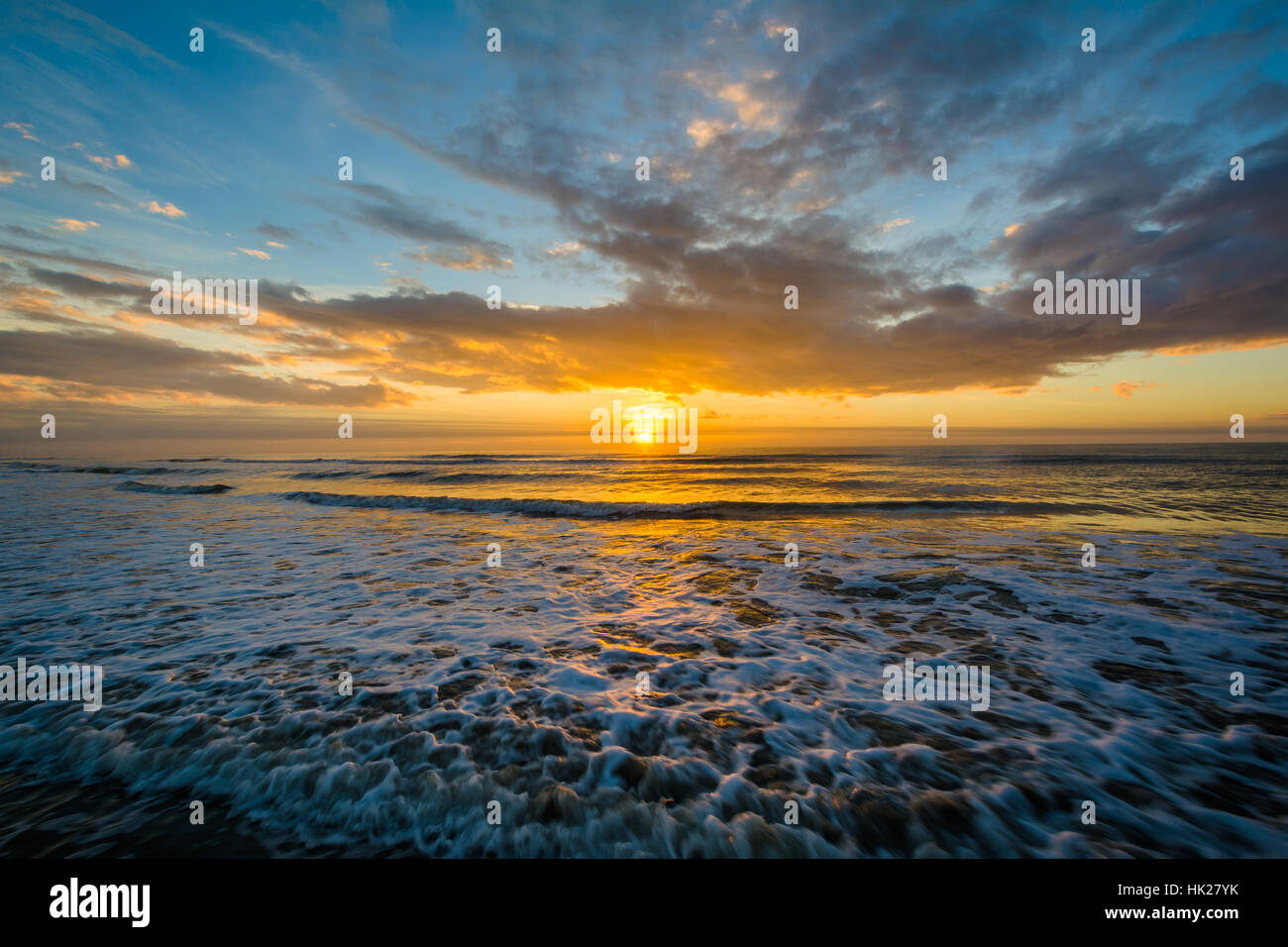 Le onde dell'Oceano Atlantico e sunrise, nell isola di palme, Carolina del Sud. Foto Stock