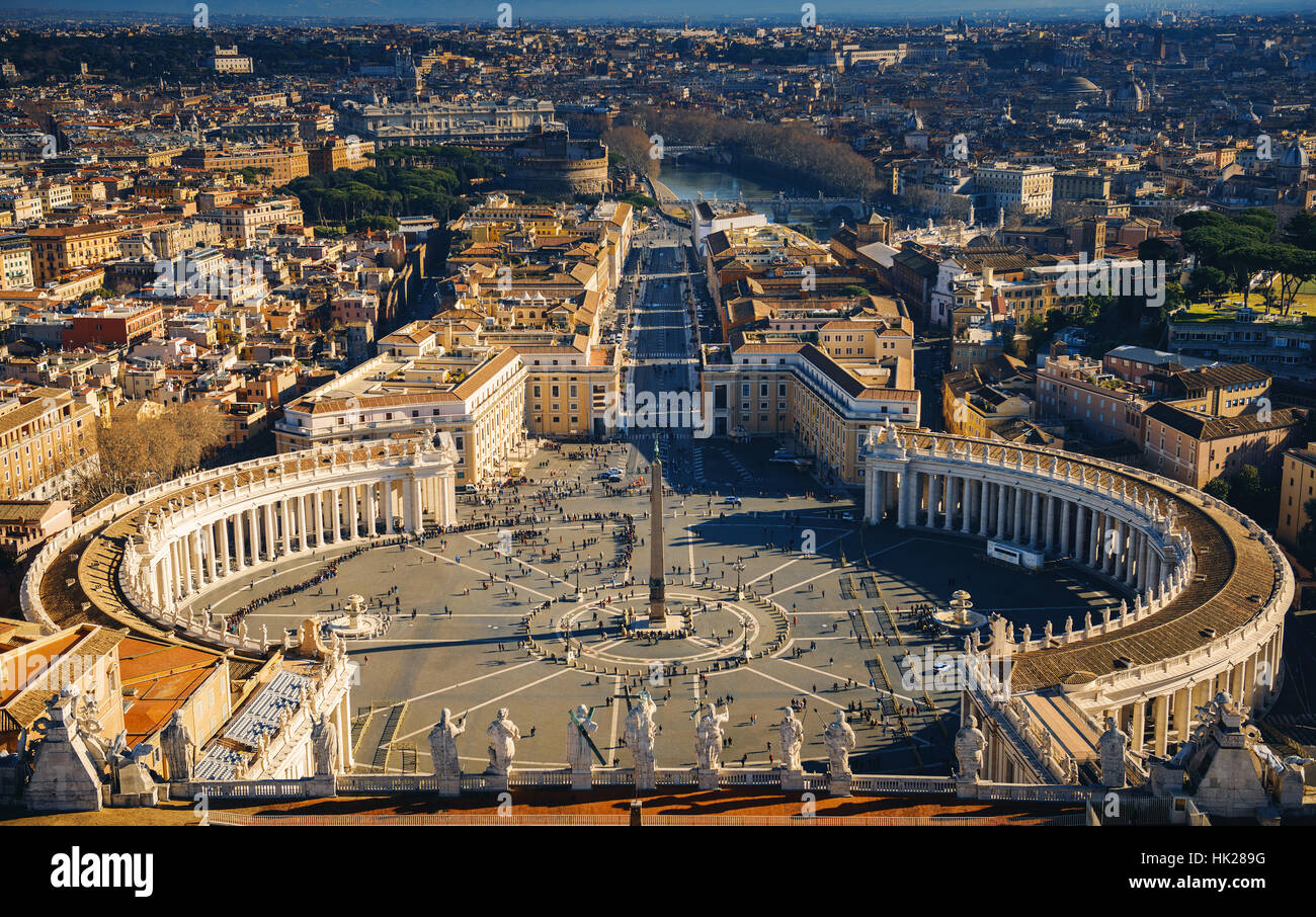 Vista di roma dalla cupola della basilica di san pietro immagini e ...