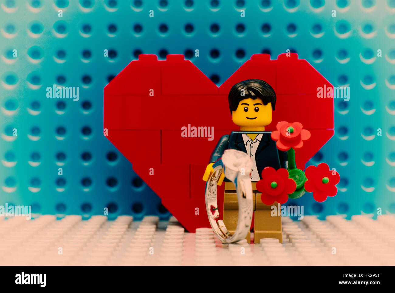 Tambov, Federazione Russa - 03 settembre 2015 Lego minifigure uomo con  anello e fiori di colore rosso in piedi nella parte anteriore del cuore su  Lego le piastre di base Foto stock - Alamy