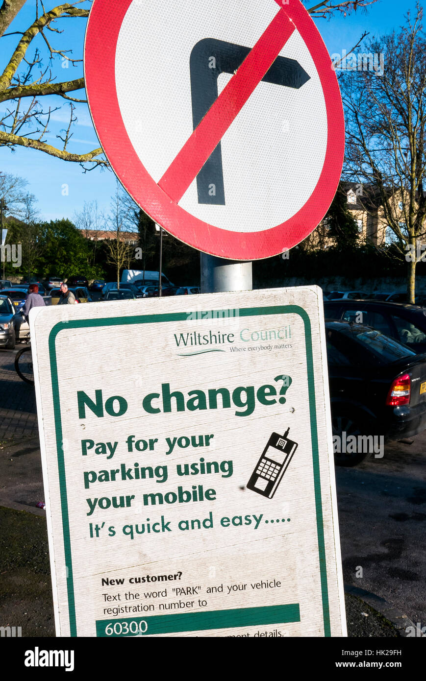 Segno di informare gli automobilisti del metodo di pagare spese di parcheggio nel WILTSHIRE REGNO UNITO Foto Stock