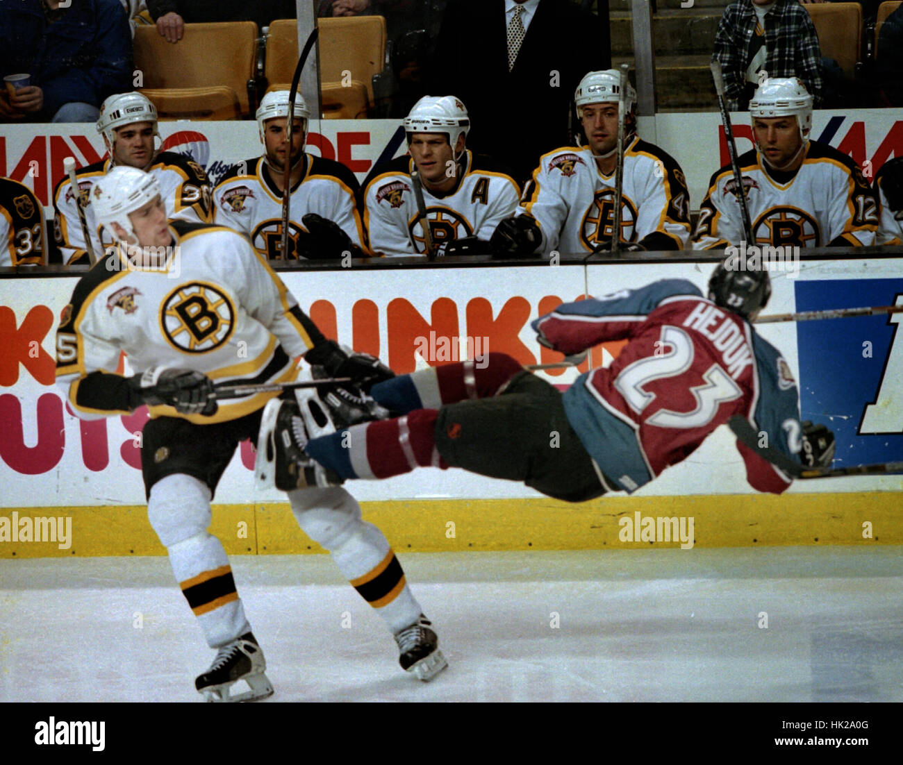 I Bruins branchia di Hal controlli Colorado Avalanche #23 Milan Hejduk 02/02/1999 photo bill belknap Foto Stock