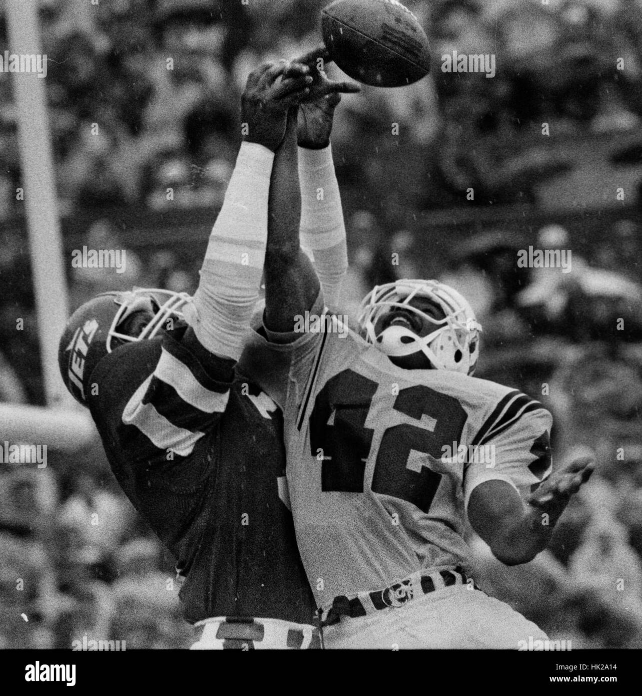 New England Patriots Andre Tippett (42) getti (31) Marion Barber in azione durante il mese di ottobre 2, 1988 in Foxboro ma Foto Stock