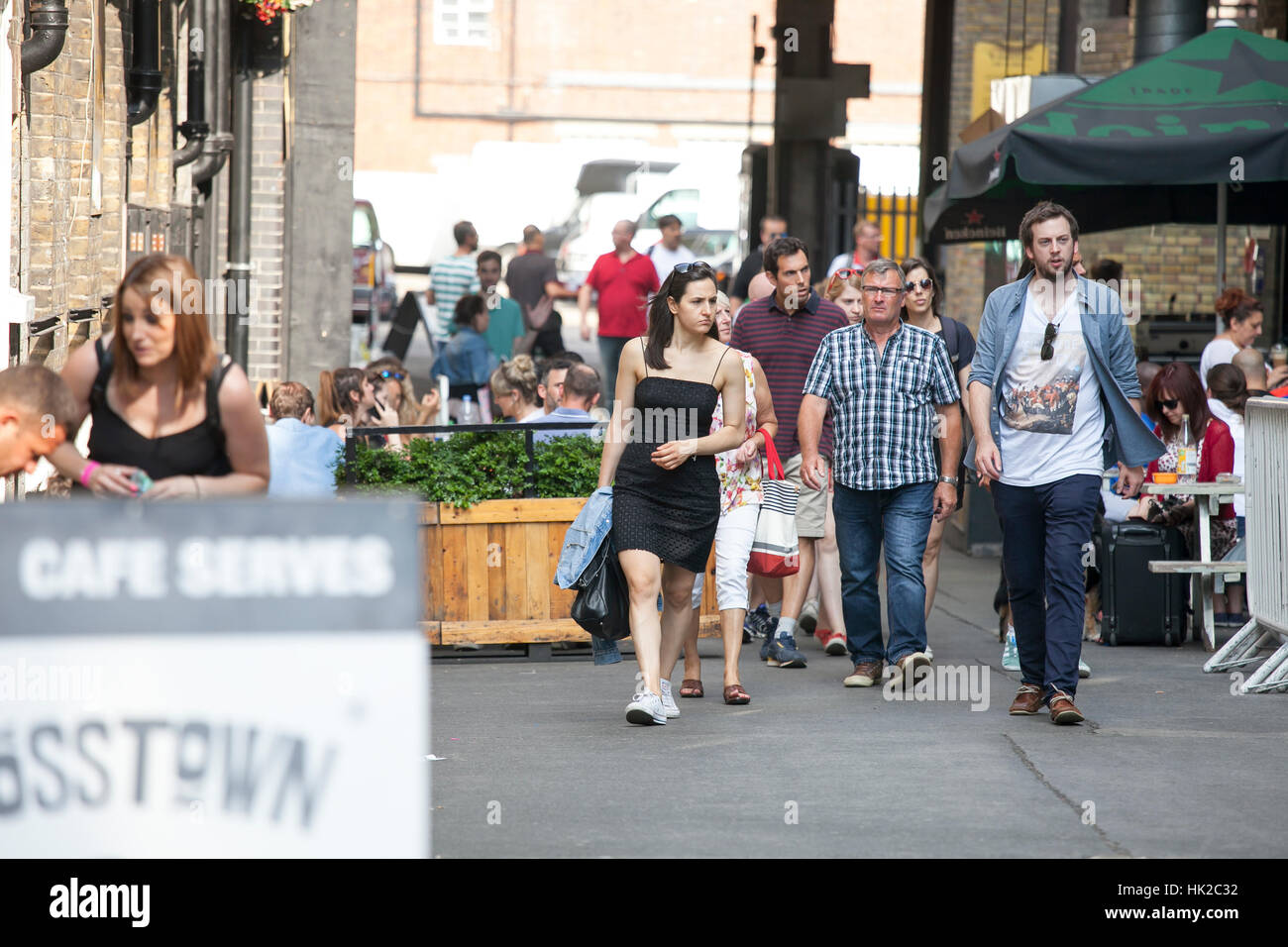 Londra, Inghilterra - Luglio 12, 2016 hipster Uomini e donna vestita in fresco stile londinese a piedi in Brick Lane, una strada popolare tra i giovani alla moda di persone Foto Stock