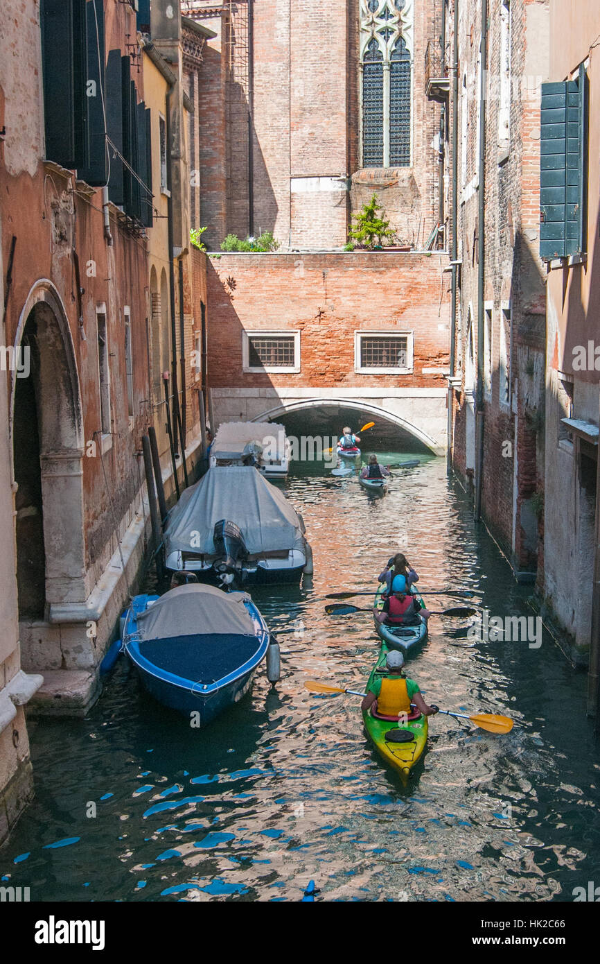 Venezia - 25 Maggio: Barche e vogatori assiste presso la quarantaduesima edizione della Vogalonga Maggio 25, 2016 a Venezia. Foto Stock