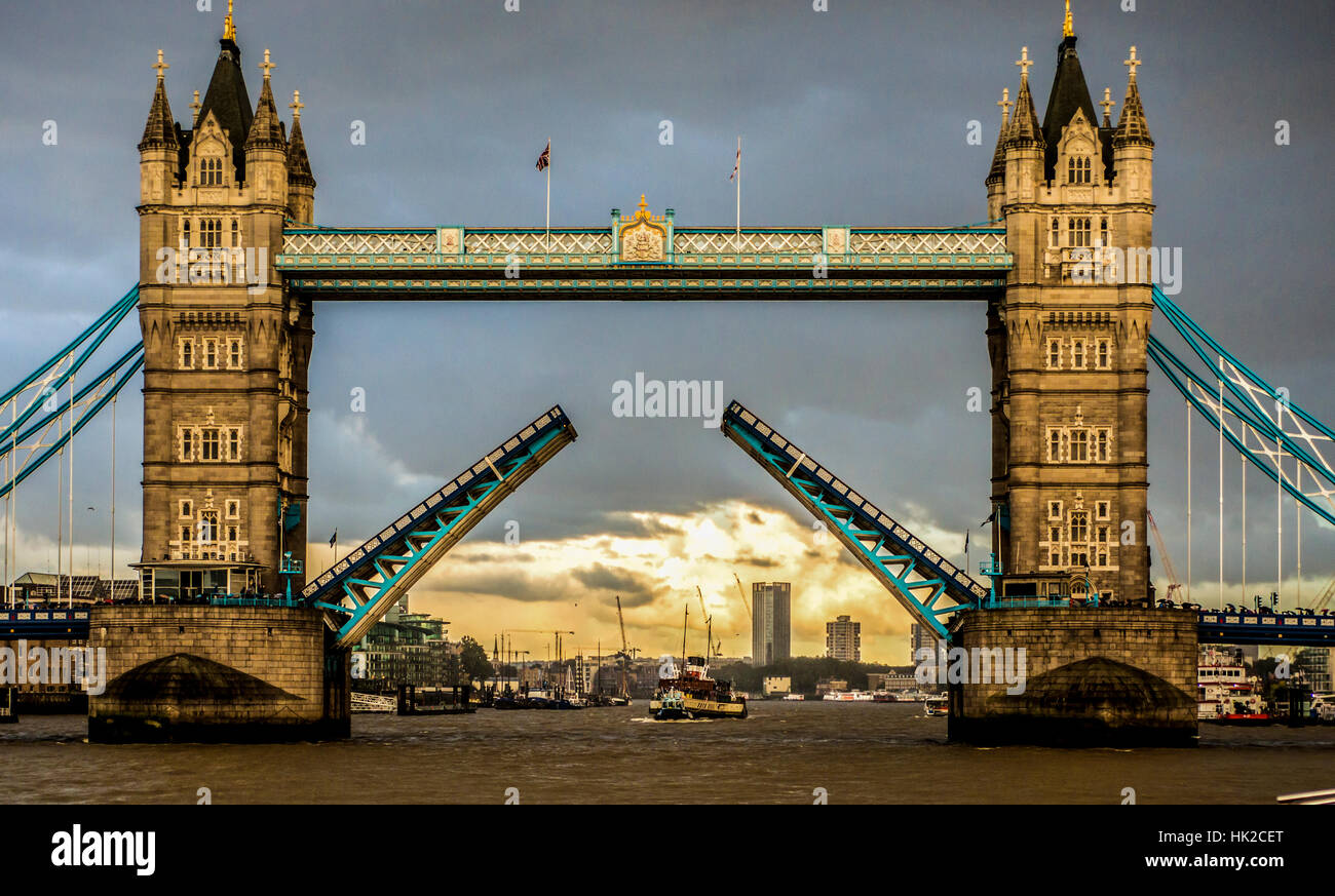 Il Tower bridge apertura come si vede dal Fiume Tamigi Foto Stock