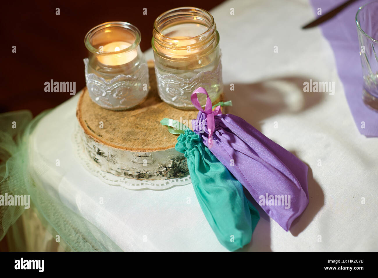 Decorazioni per matrimoni delle candele sul tavolo in stile rustico Foto Stock