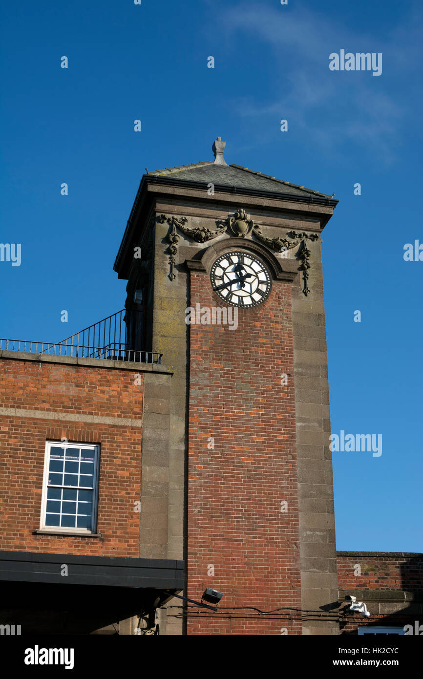 Vista esterna di Nuneaton stazione ferroviaria, Warwickshire, Inghilterra, Regno Unito Foto Stock