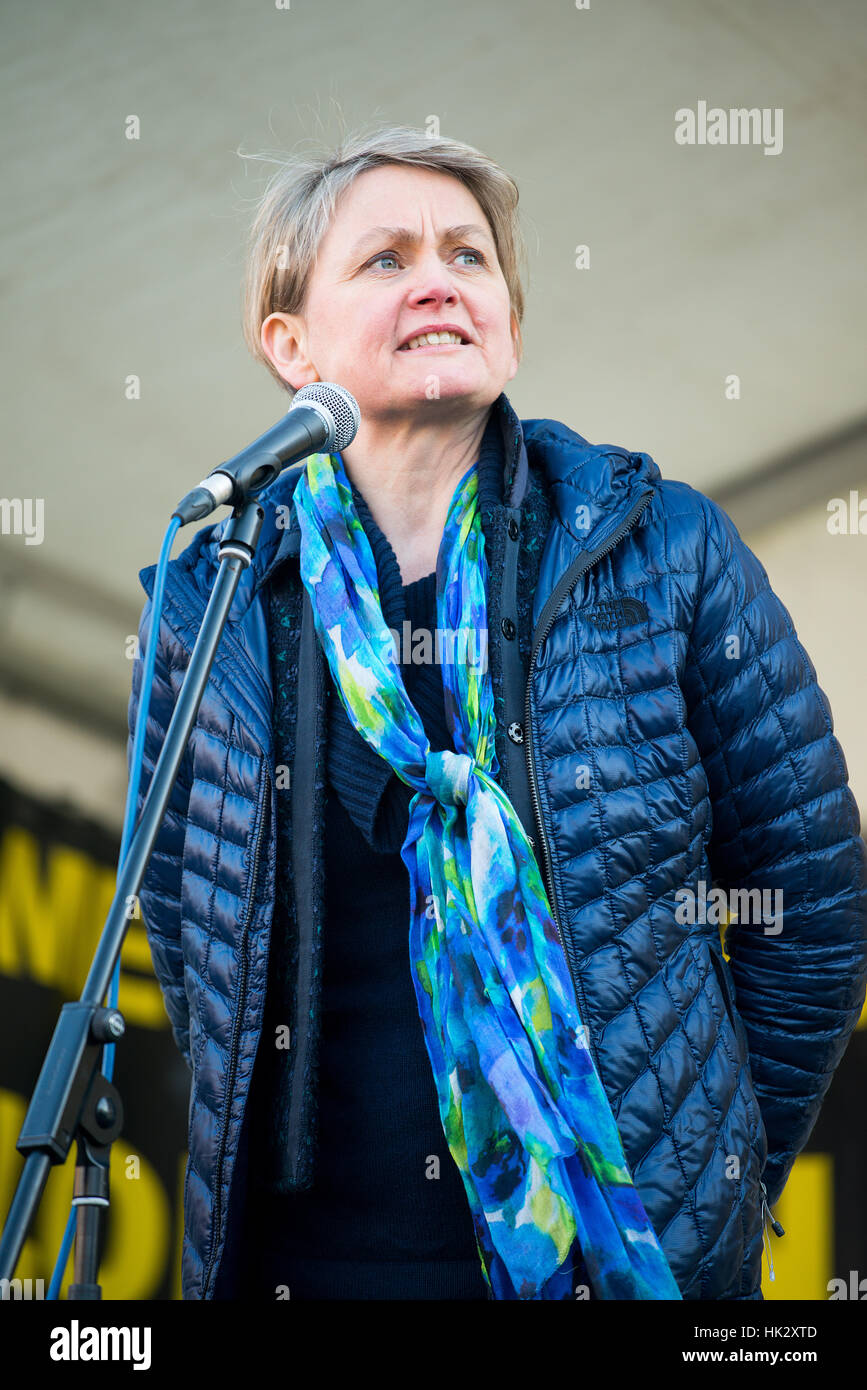 MP Yvette Cooper parlando alla donna marzo / anti Donald Trump rally,Londra, come parte di una giornata internazionale di solidarietà. Foto Stock