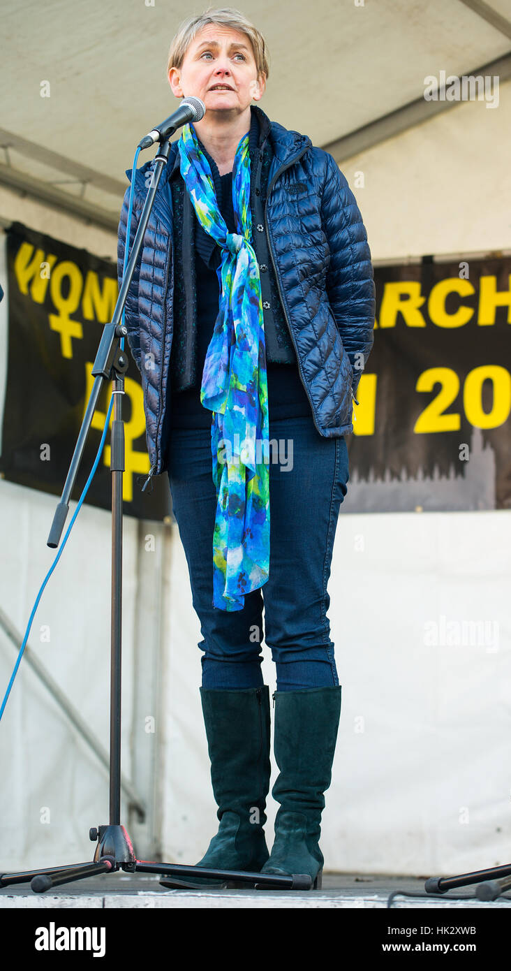 MP Yvette Cooper parlando alla donna marzo / anti Donald Trump rally,Londra, come parte di una giornata internazionale di solidarietà. Foto Stock