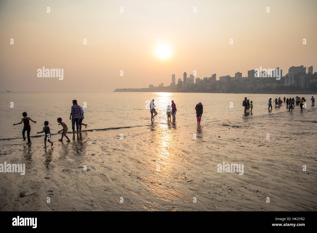 Tramonto sulla spiaggia Chowpaty in Mumbai (Bombay), la città più iconica spiaggia. Foto Stock