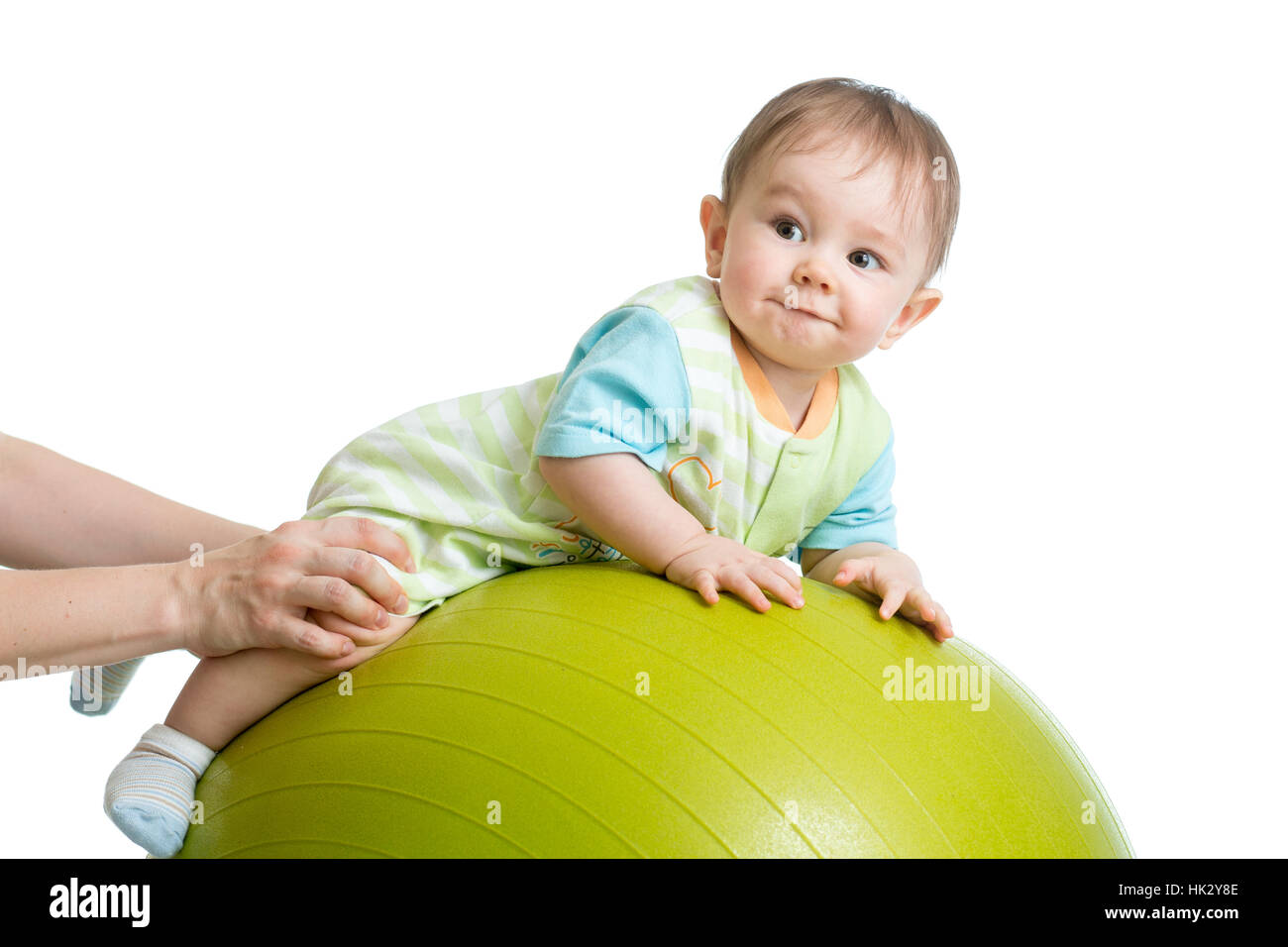 Close-up verticale di sorridere baby sulla sfera di fitness. Esercizio e massaggio, baby concezione della salute Foto Stock