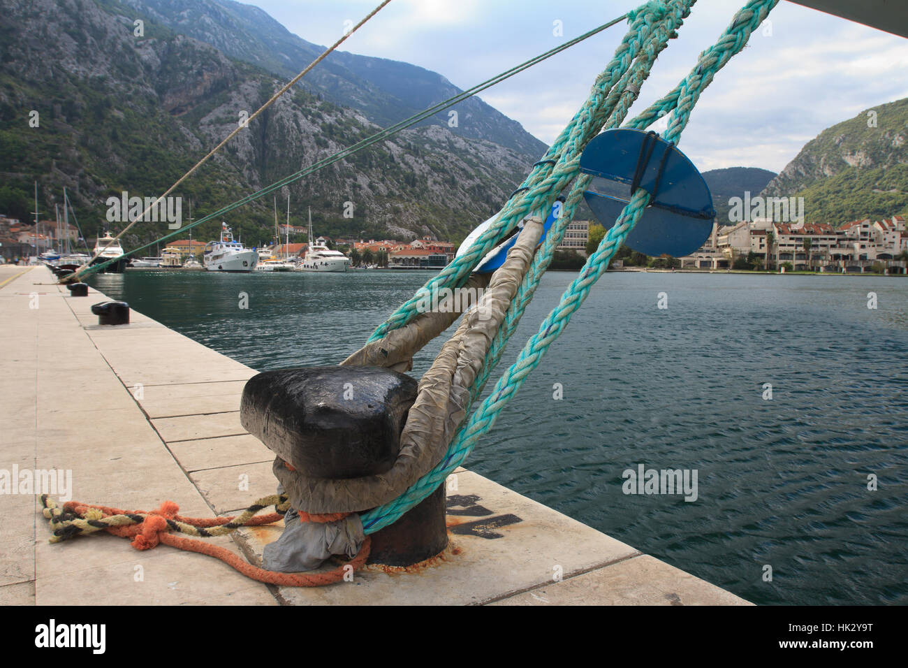 Mooring bollard annodati con corde nautiche closeup Foto Stock