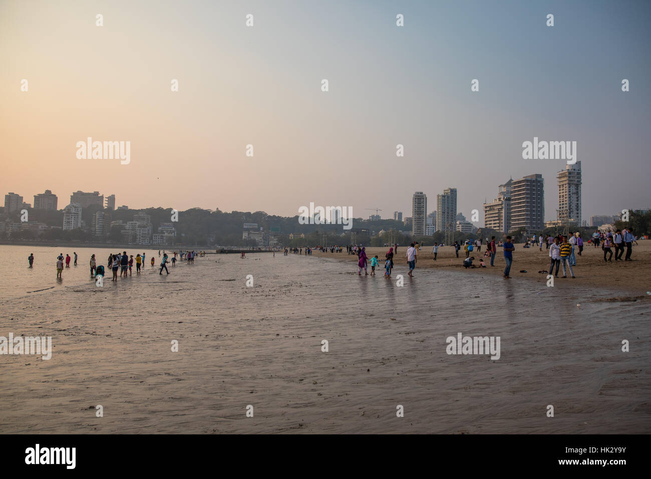 Tramonto sulla spiaggia Chowpaty in Mumbai (Bombay), la città più iconica spiaggia. Foto Stock