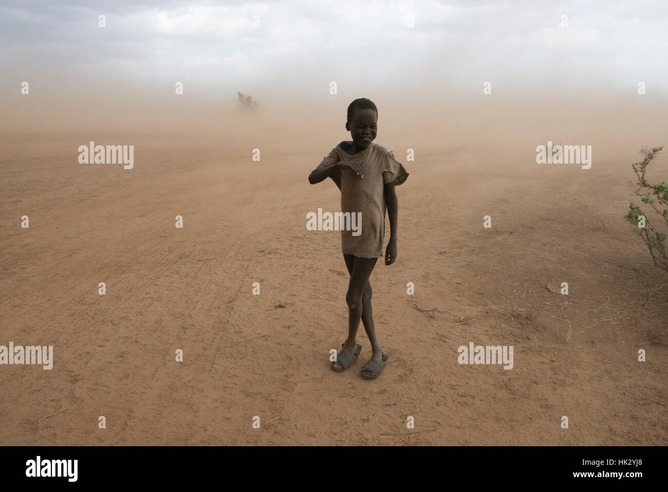 Etiopia, nazioni del sud, bassa valle dell'Omo, Kangaten, villaggio Kakuta, tribù Nyangatom, boy in tempesta di sabbia / AETHIOPIEN, Omo Tal, Kangaten, Dorf Kakuta, Nyangatom Hirtenvolk, Junge Sandsturm im Foto Stock