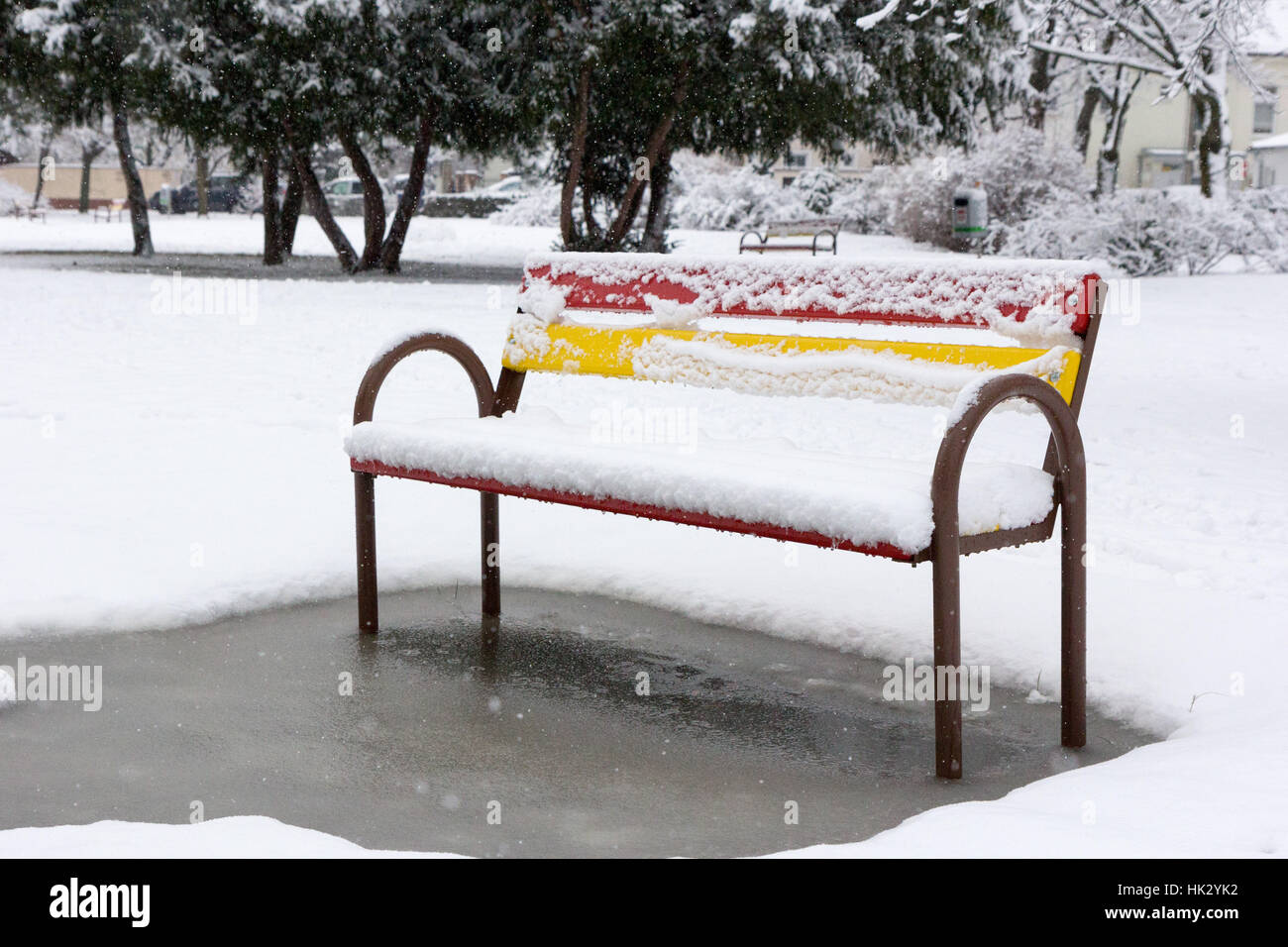 Una panchina in un parco coperto di neve. Bratislava, Slovacchia. Foto Stock