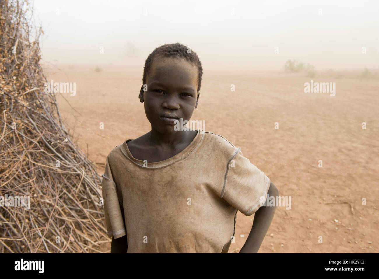 Etiopia, nazioni del sud, bassa valle dell'Omo, Kangaten, villaggio Kakuta, tribù Nyangatom, boy in tempesta di sabbia / AETHIOPIEN, Omo Tal, Kangaten, Dorf Kakuta, Nyangatom Hirtenvolk, Junge Sandsturm im Foto Stock