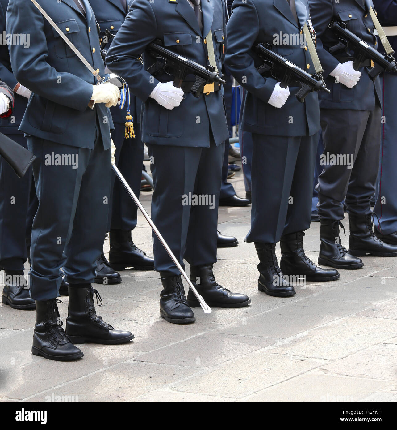 Gli ufficiali della polizia finanziaria in assetto da sfilate con uniforme e pistole di macchina durante la celebrazione del 2 giugno le forze armate italiane Foto Stock