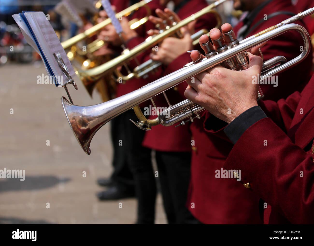 Molte delle band tromba giocatori durante una mostra all'aperto Foto Stock