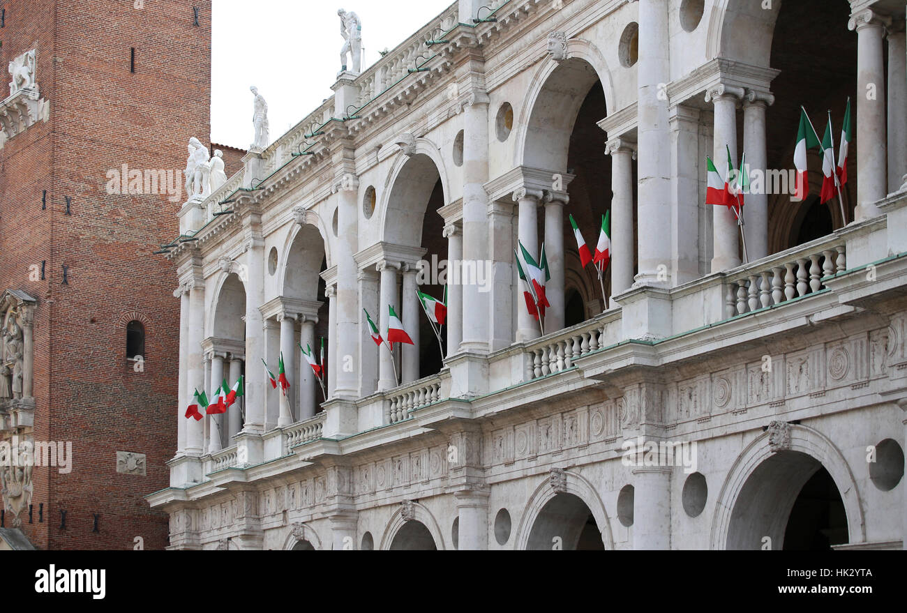 Antico monumento chiamato Basilica Palladiana nella città europea di Vicenza in Italia con bandiere italiane Foto Stock