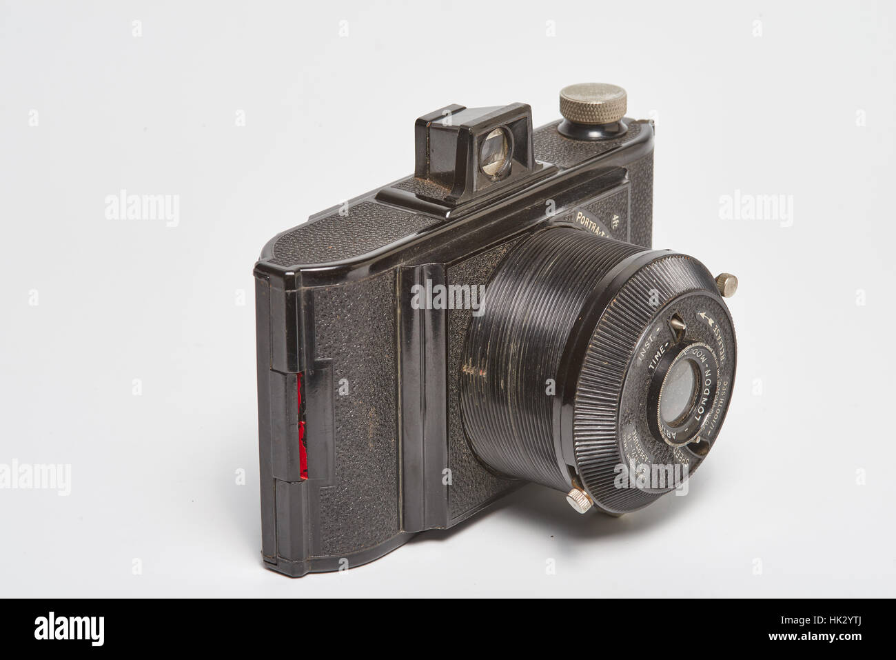Il Arti-Six è un cittadino britannico di bachelite Mirino fotocamera realizzata intorno al 1950. Essa aveva una vite-tubo - lente quando si scatta una fotografia, la lente è avvitato forwar Foto Stock