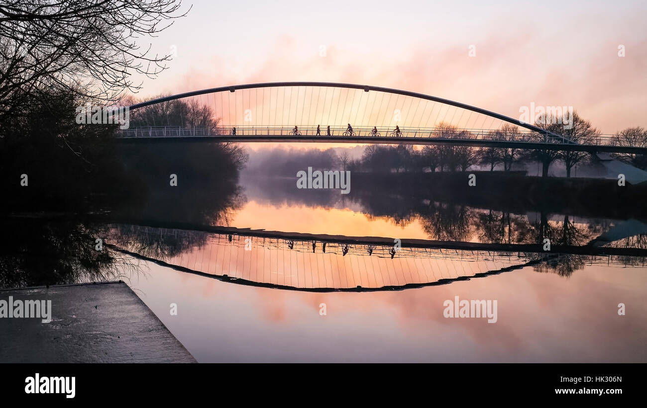 I ciclisti e i pedoni che attraversano il fiume Ouse in inverno, città di York, England, Regno Unito Foto Stock