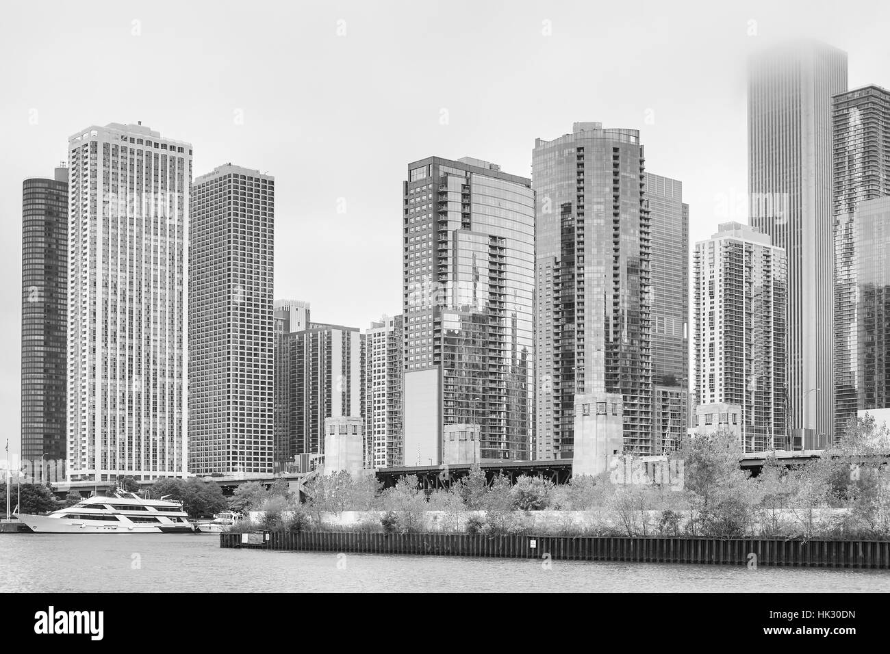 Foto in bianco e nero di Chicago moderno hotel sul lungomare in un giorno di nebbia, STATI UNITI D'AMERICA. Foto Stock