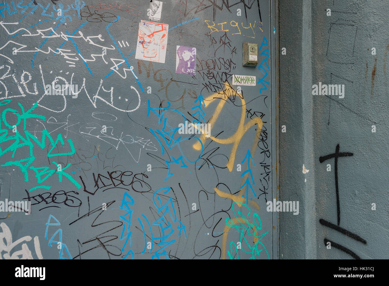 Graffiti quotidiana composta da varie parole e lettere su un muro grigio in un vicolo a Venice Beach in California. Foto Stock