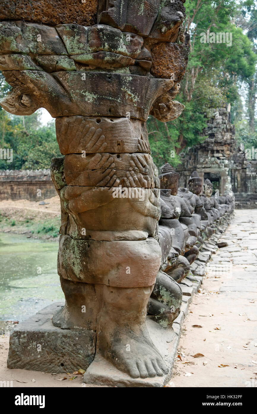 Scultura con mani e piedi, Preah Khan Temple, Parco Archeologico di Angkor, Siem Reap, Cambogia Foto Stock