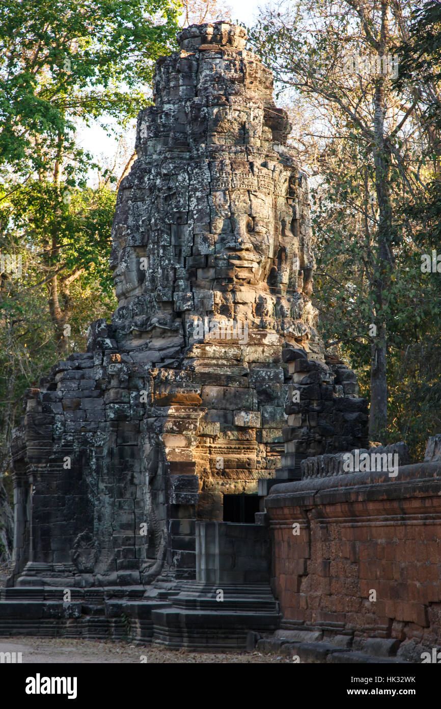 Faccia la torre e la porta d ingresso, Ta Prohm tempio, il Parco Archeologico di Angkor, Siem Reap, Cambogia Foto Stock