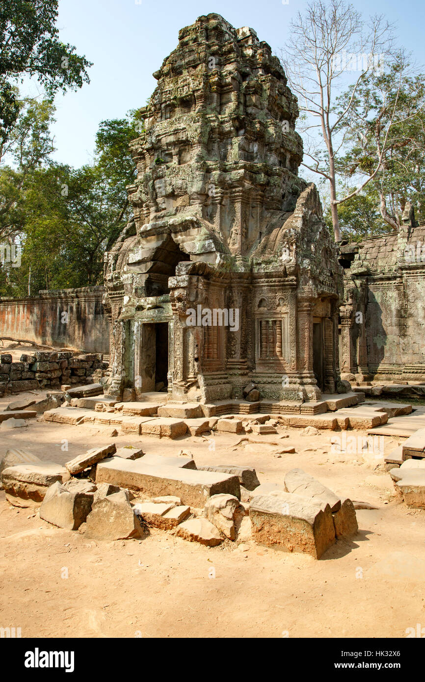La torre e la scesa in muratura, Ta Prohm tempio, il Parco Archeologico di Angkor, Siem Reap, Cambogia Foto Stock