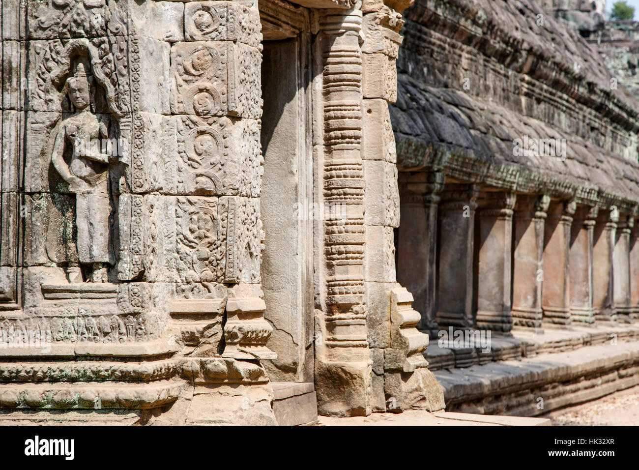 Dettaglio del bassorilievo, porta e colonne, Ta Prohm tempio, il Parco Archeologico di Angkor, Siem Reap, Cambogia Foto Stock