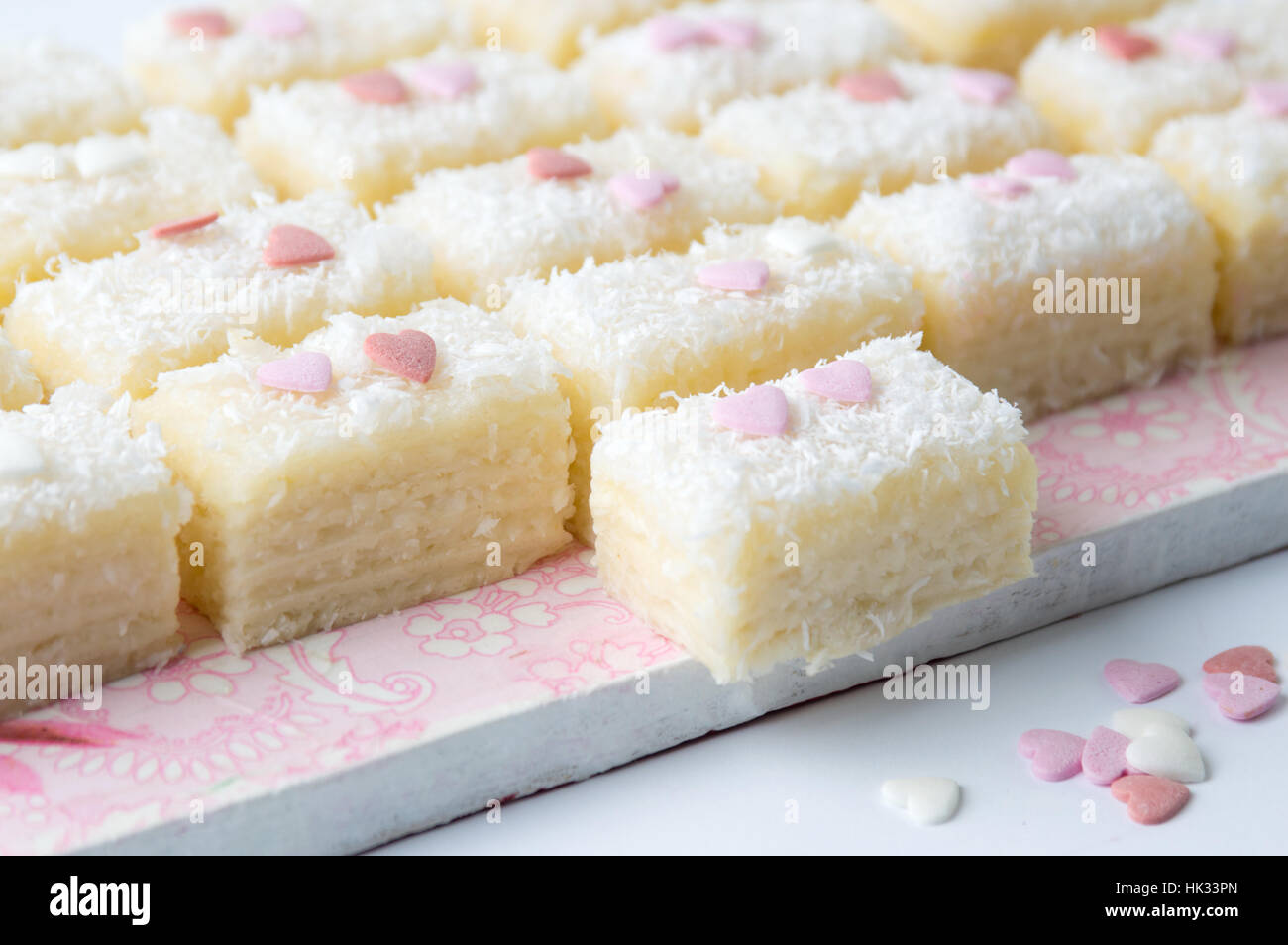 La diffusione di cocco biscotti con forma di cuore di decorazione su un vassoio Foto Stock