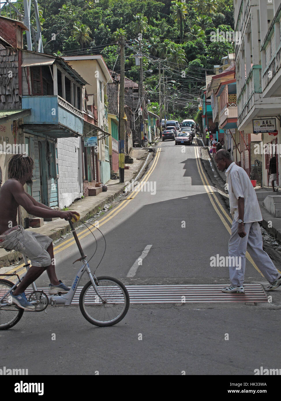 La vita di strada, collina che conduce fuori città Soufriere, St. Lucia, Piccole Antille Dicembre Foto Stock