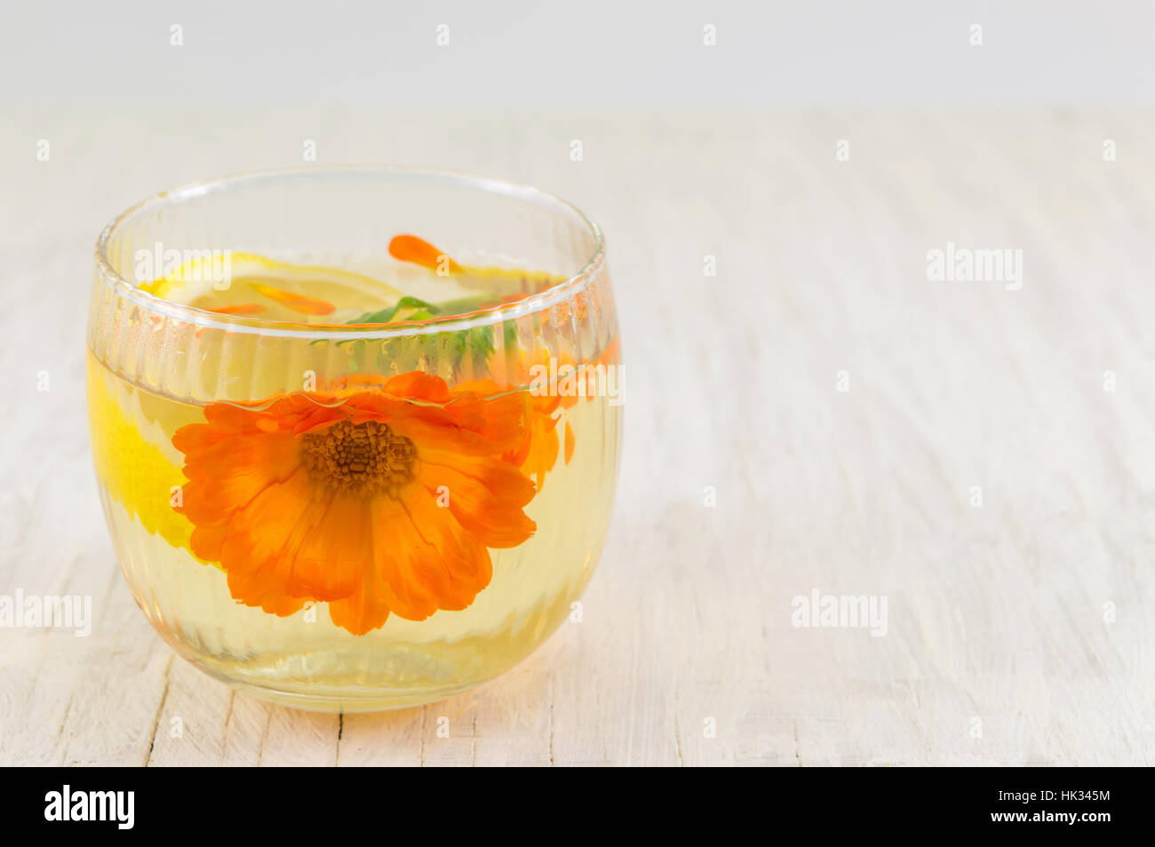 Tagete tè alle erbe con le fette di limone in un bicchiere Foto Stock