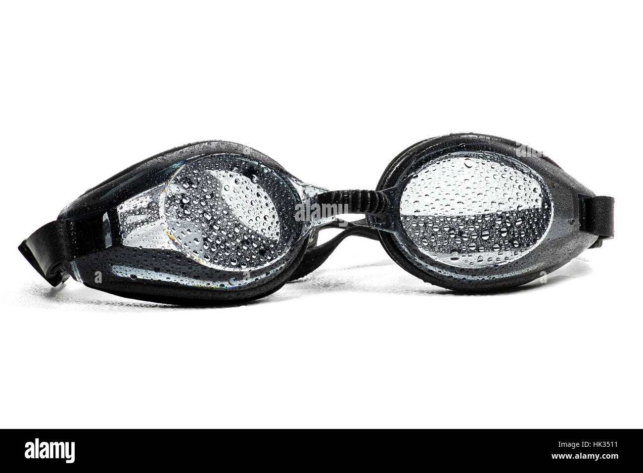 Wet occhiali da nuoto isolati su sfondo bianco Foto Stock