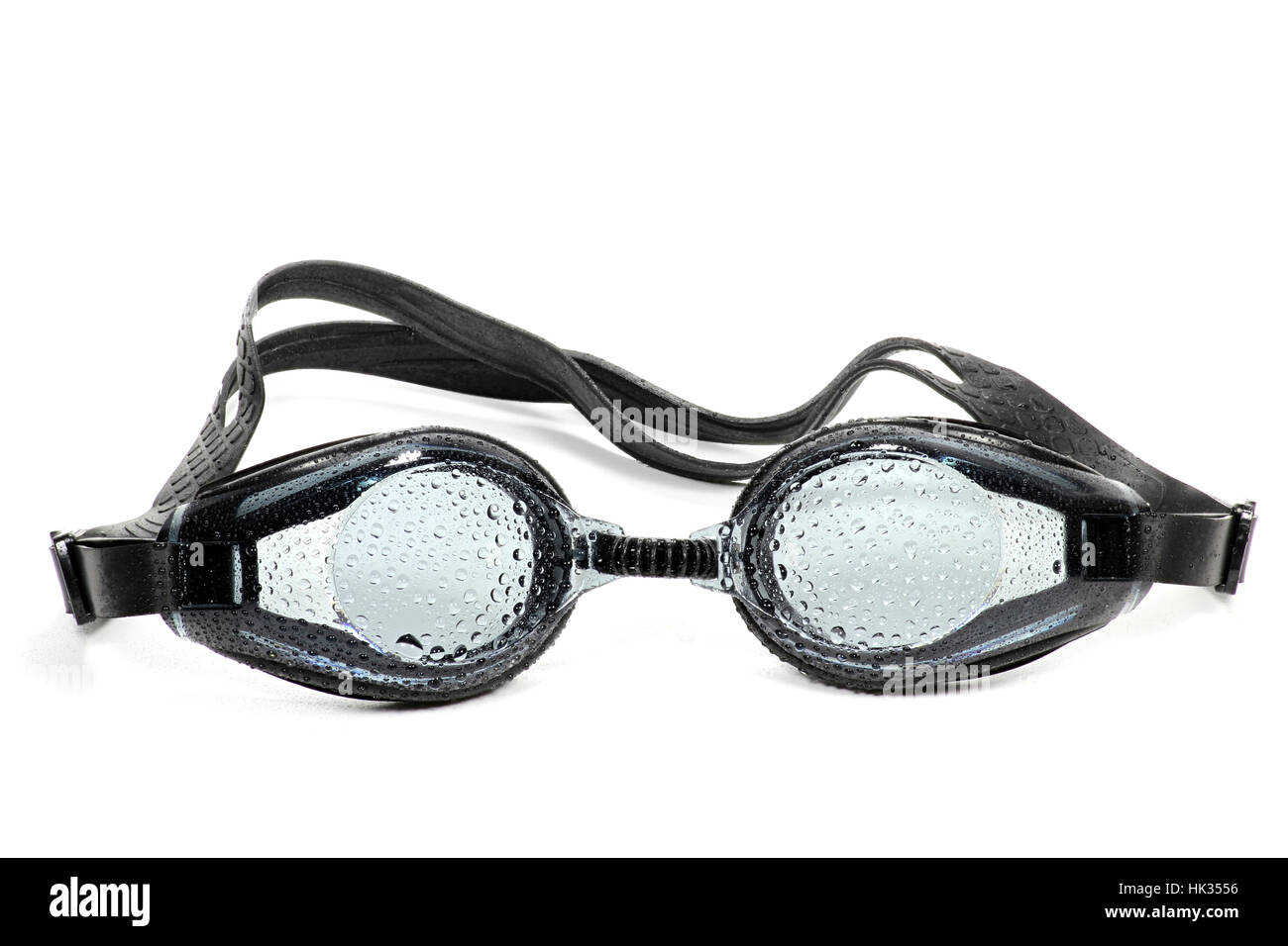 Wet occhiali da nuoto isolati su sfondo bianco Foto Stock