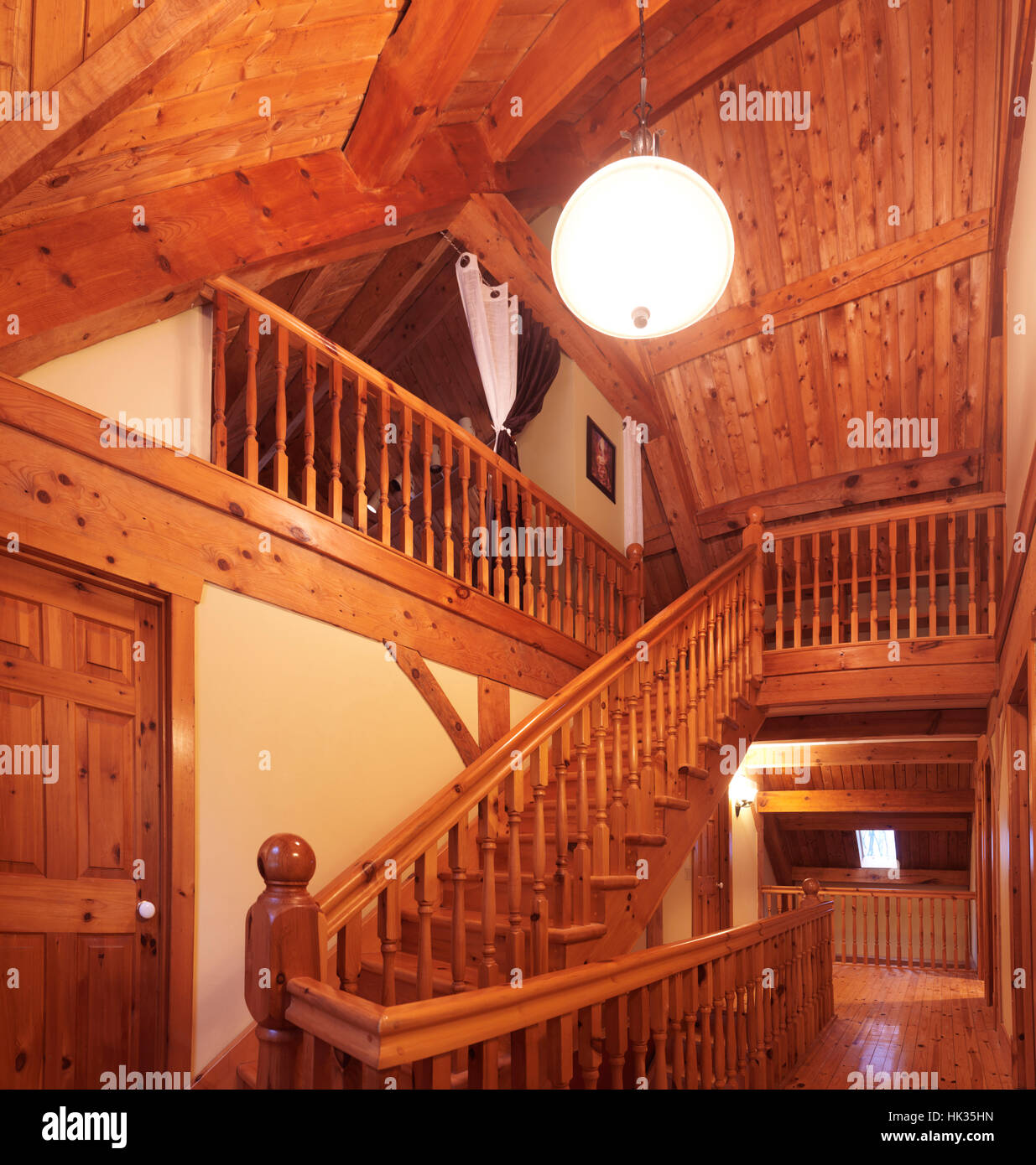Telaio in legno in stile cottage Canadian country house interno con una scala in legno conduce al soppalco, Muskoka, Ontario, Canada Foto Stock