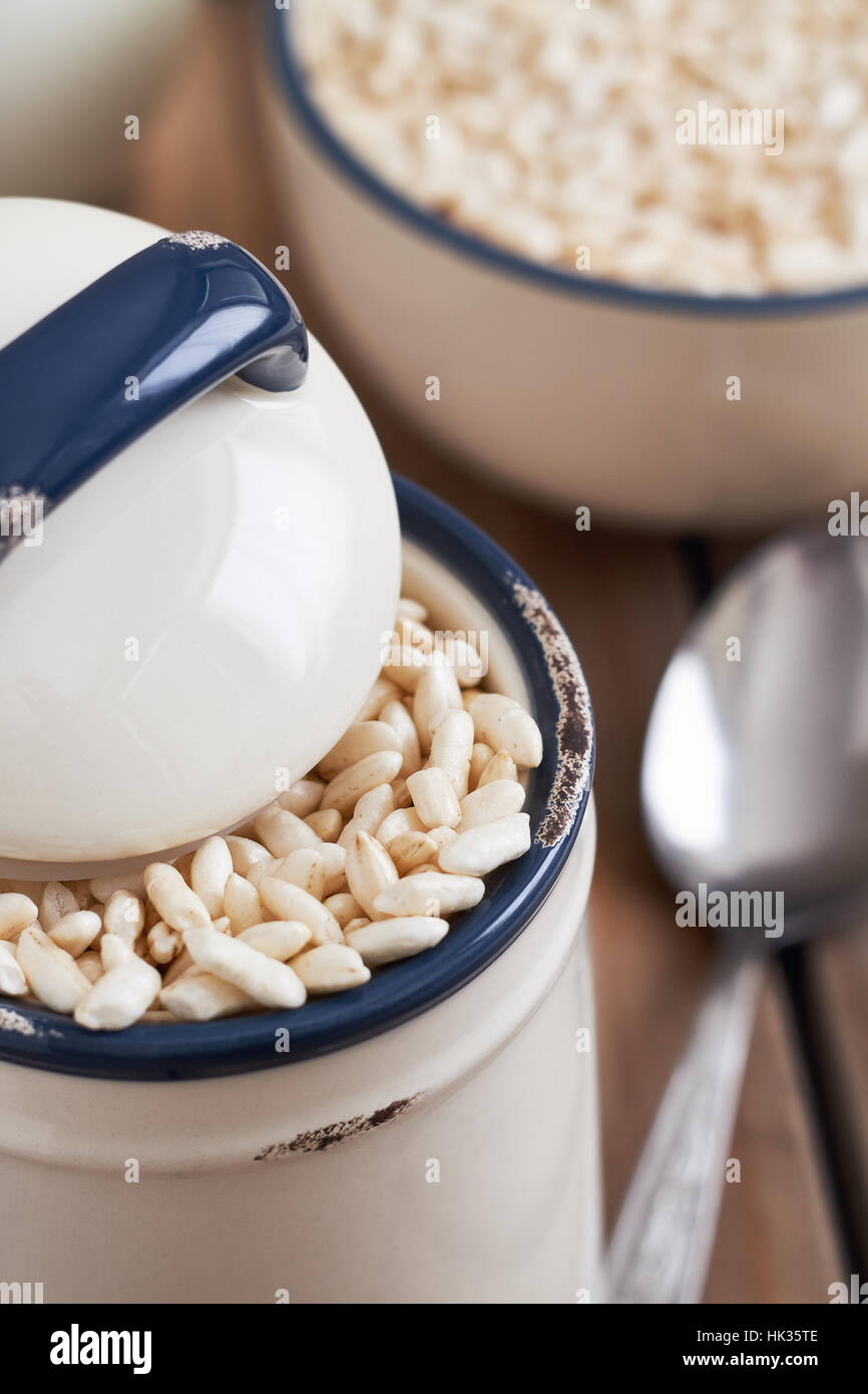 Riso soffiato cereale rustico in vaso su sfondo di legno Foto Stock