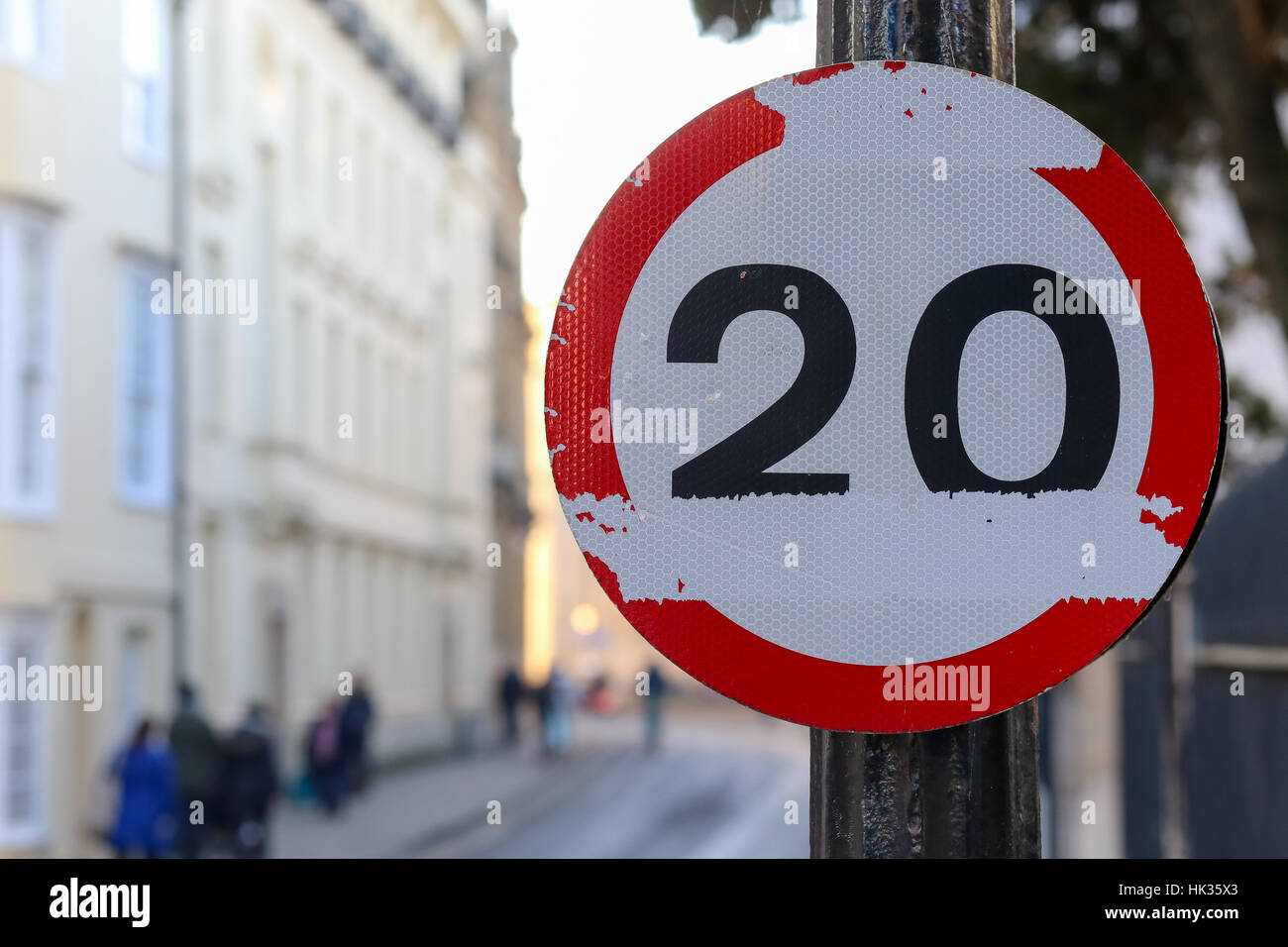 20 miglia per ora mph limite di velocità danneggiati cartello stradale su Oxford Street Foto Stock