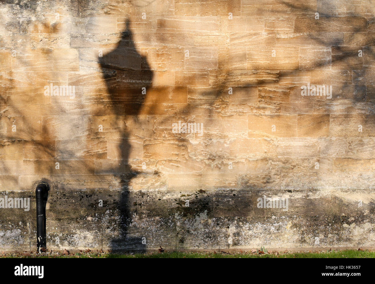 Lampione ombra sul vecchio muro di pietra texture Oxford street sfondo vintage Foto Stock