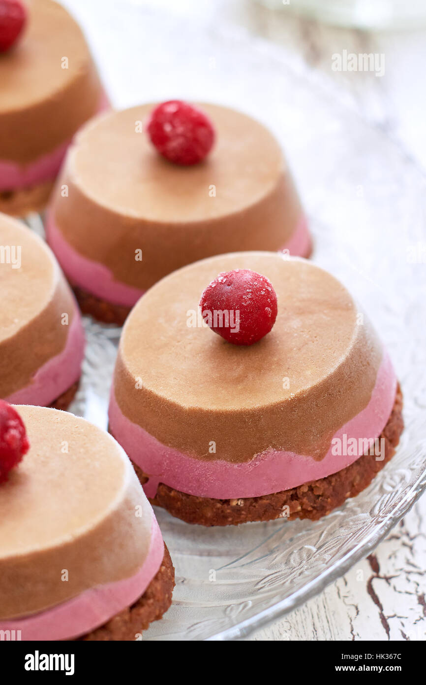 Materie vegano con dessert di ciliege acide servita sulla lastra di vetro Foto Stock