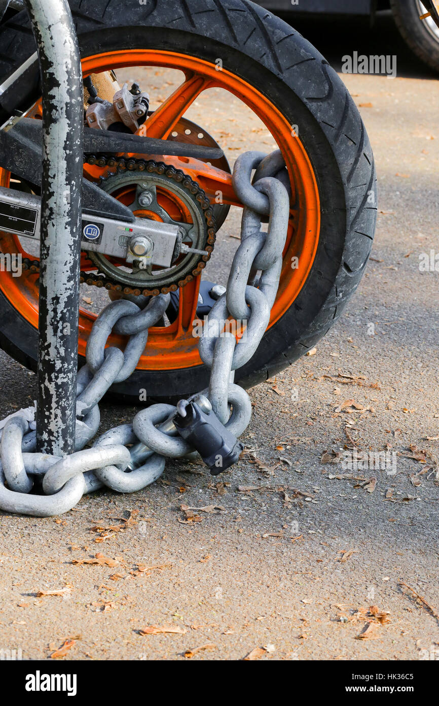 Motociclo catena antifurto con lucchetto serratura di sicurezza sulla ruota  posteriore, la protezione contro il furto Foto stock - Alamy